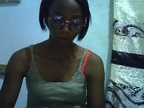 Snapshot of ElianeHot chatting on February 17, 6:37 pm ElianeHot online show from February 17, 6:37 pm