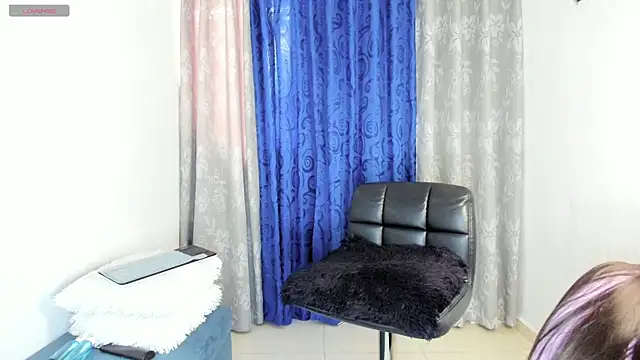 Snapshot of Alannis_Blue1 chatting on June 26, 5:17 pm Alannis Blue1 online show from June 26, 5:17 pm