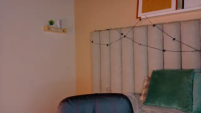 alaia-rogers online show from December 1, 11:37 am