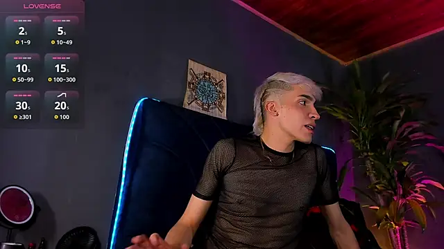 Snapshot of Angel_Snowhotxxx chatting on May 21, 3:35 am Angel Snowhotxxx online show from May 21, 3:35 am