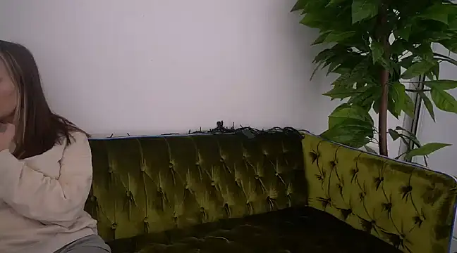 IceDanielles online show from January 9, 6:36 pm