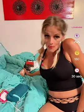 Snapshot of vixendoll87 chatting on July 27, 1:12 am vixendoll87 online show from July 27, 1:12 am