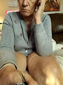 Snapshot of TheDime chatting on February 4, 2:06 am TheDime online show from February 4, 2:06 am