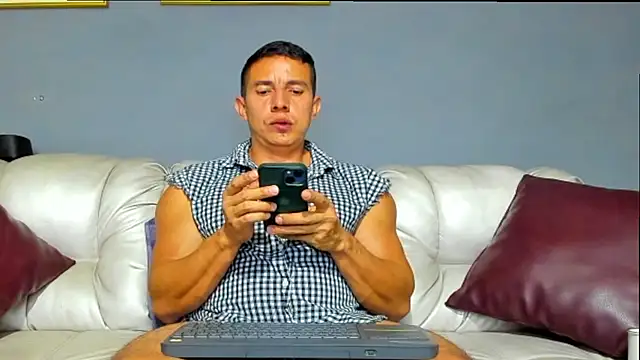 Snapshot of derekk_frostt chatting on July 11, 12:46 am derekk frostt online show from July 11, 12:46 am