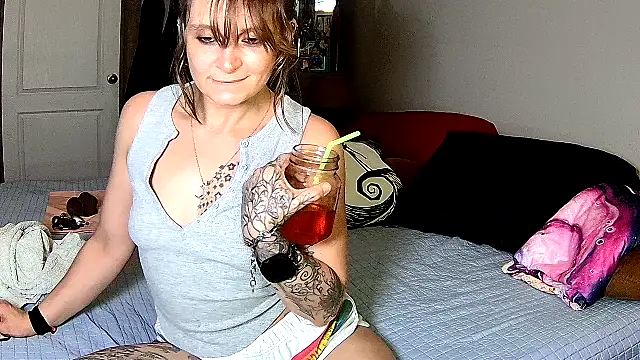 Snapshot of ZeelaXoXo chatting on January 10, 4:47 am ZeelaXoXo online show from January 10, 4:47 am