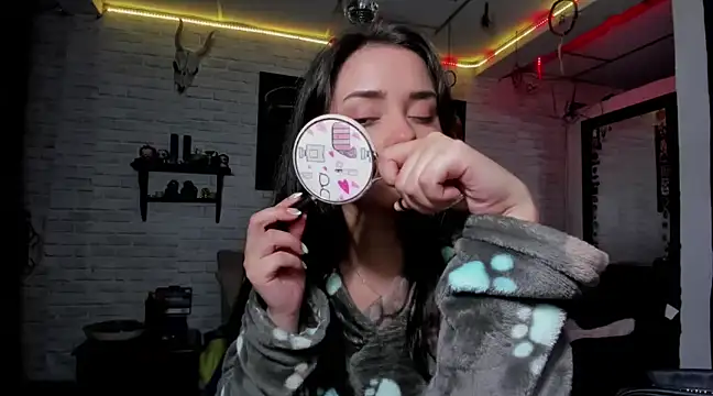 Kimmymadison- online show from December 8, 8:30 am