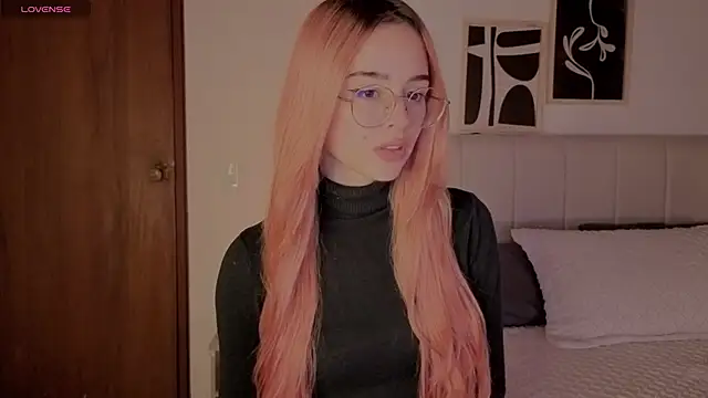 Snapshot of Roxxy_mora chatting on February 2, 10:30 pm Roxxy mora online show from February 2, 10:30 pm