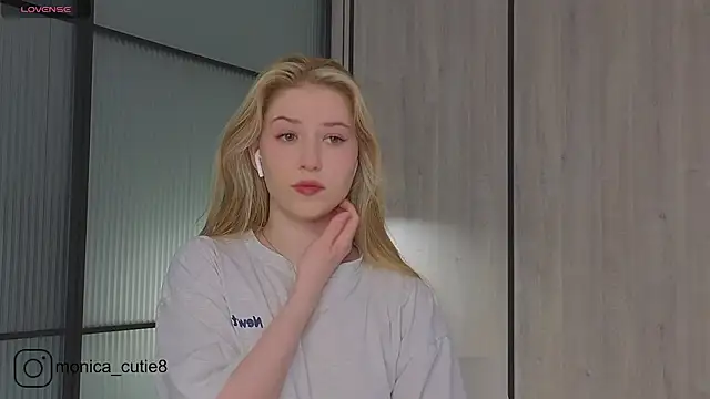 Snapshot of Monikacutie chatting on March 9, 4:38 am Monikacutie online show from March 9, 4:38 am