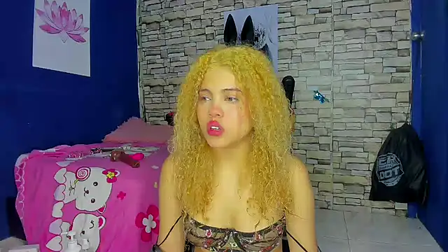 Snapshot of sofiacastillo01 chatting on February 13, 12:43 pm sofiacastillo01 online show from February 13, 12:43 pm