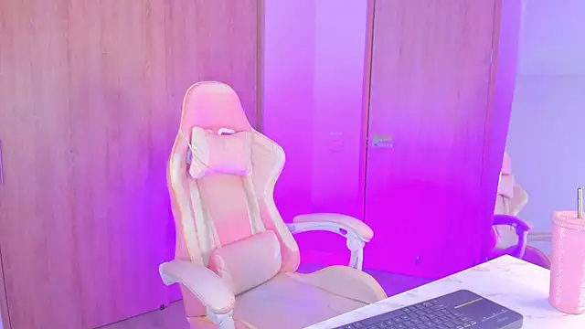 Snapshot of angelinalodge1 chatting on January 29, 3:22 am angelinalodge1 online show from January 29, 3:22 am