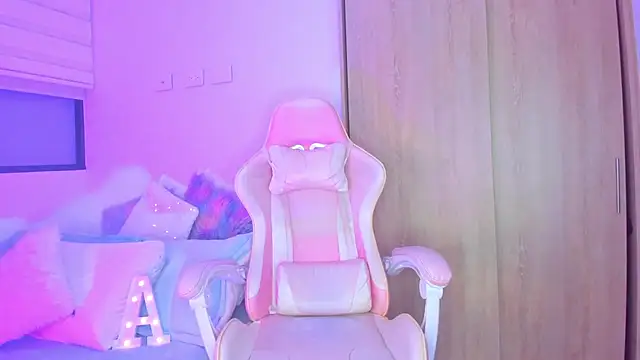 Snapshot of angelinalodge1 chatting on February 17, 2:20 am angelinalodge1 online show from February 17, 2:20 am