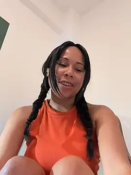 Snapshot of HaileyDiana chatting on June 18, 4:44 pm HaileyDiana online show from June 18, 4:44 pm