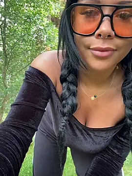 Snapshot of HaileyDiana chatting on July 12, 1:13 pm HaileyDiana online show from July 12, 1:13 pm