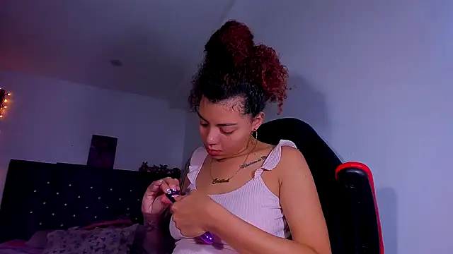 Snapshot of kerlysmith_24 chatting on December 9, 5:41 pm kerlysmith 24 online show from December 9, 5:41 pm