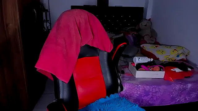 Snapshot of kerlysmith_24 chatting on February 17, 8:36 pm kerlysmith 24 online show from February 17, 8:36 pm