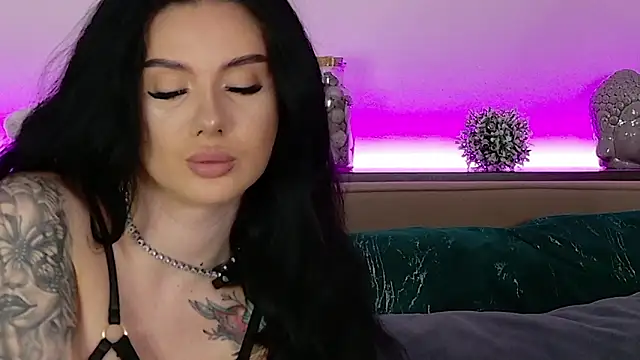 Snapshot of CarolinePrescott chatting on February 8, 5:33 am CarolinePrescott online show from February 8, 5:33 am