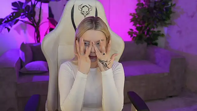 Cassy-Celestial  online show from February 15, 11:58 pm