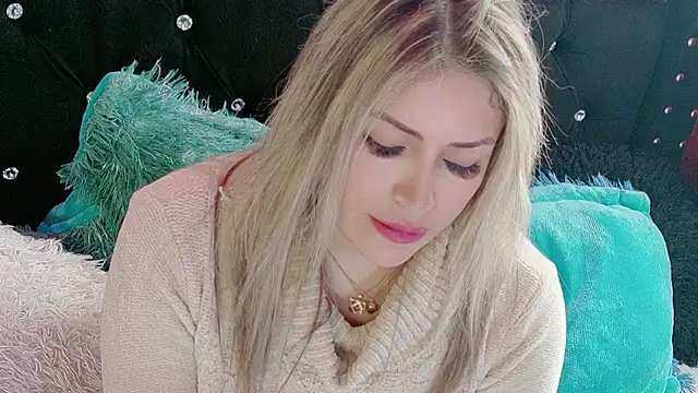 Natalia Montoya online show from December 15, 5:50 pm