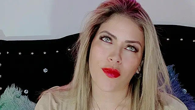 Natalia Montoya online show from December 18, 8:37 pm