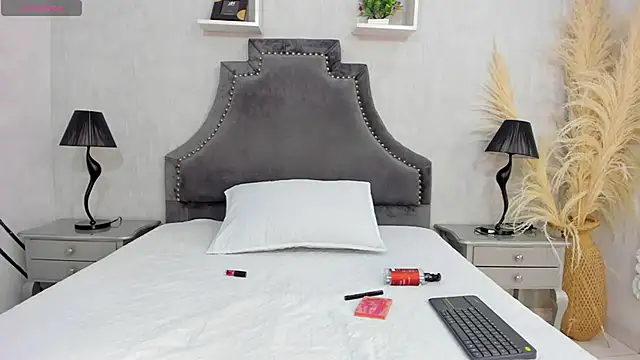 LaurenSnow online show from December 18, 3:07 pm