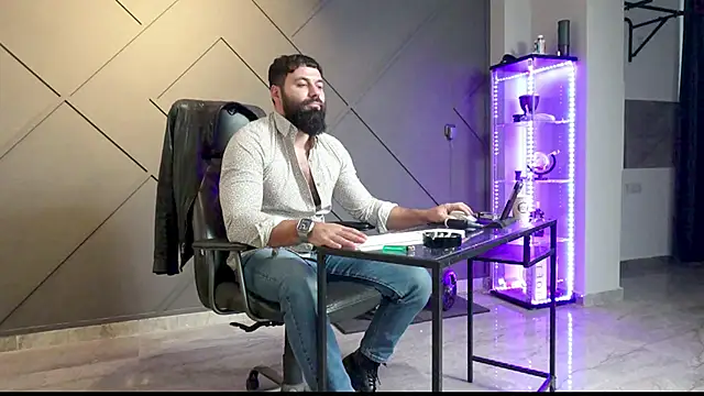 Snapshot of mattmasterss chatting on December 15, 7:02 am mattmasterss online show from December 15, 7:02 am