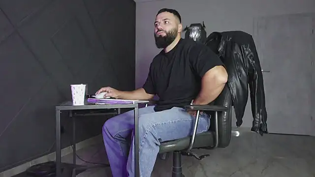 Snapshot of mattmasterss chatting on November 9, 4:22 am mattmasterss online show from November 9, 4:22 am