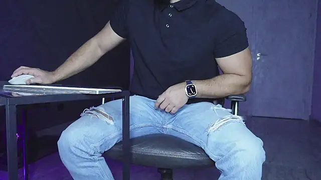 Snapshot of mattmasterss chatting on December 21, 3:57 am mattmasterss online show from December 21, 3:57 am