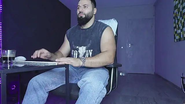 Snapshot of mattmasterss chatting on December 22, 6:10 am mattmasterss online show from December 22, 6:10 am