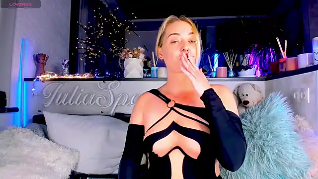 Snapshot of _JuliaSpace_ chatting on December 17, 6:42 pm JuliaSpace online show from December 17, 6:42 pm