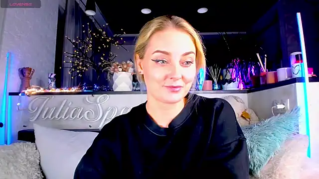 Snapshot of _JuliaSpace_ chatting on December 18, 10:13 pm JuliaSpace online show from December 18, 10:13 pm