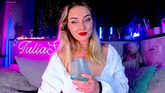 Snapshot of _JuliaSpace_ chatting on December 29, 7:00 pm JuliaSpace online show from December 29, 7:00 pm