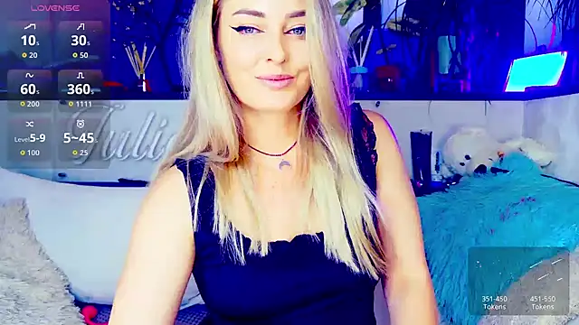 Snapshot of _JuliaSpace_ chatting on October 12, 5:12 pm JuliaSpace online show from October 12, 5:12 pm