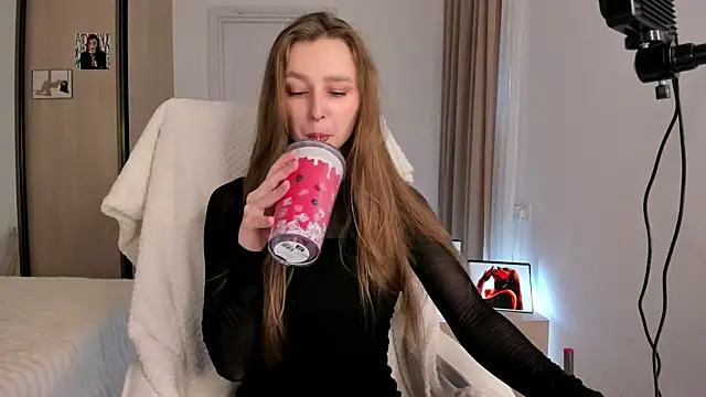 CharlotteWells online show from November 16, 10:54 am