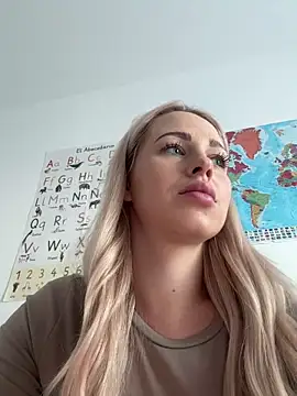 Snapshot of streetdoll chatting on January 15, 4:32 pm streetdoll online show from January 15, 4:32 pm
