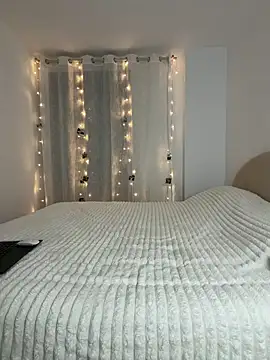 streetdoll online show from November 16, 8:31 am