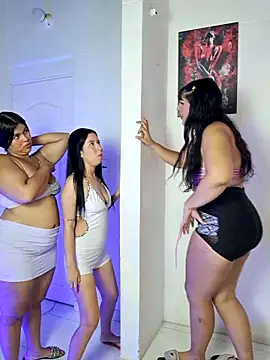 Snapshot of royalgirls_x chatting on February 13, 10:17 pm royalgirls x online show from February 13, 10:17 pm