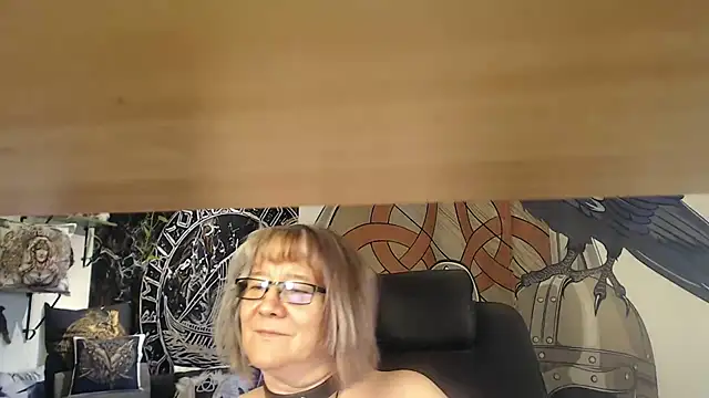 Snapshot of TittenMichelle chatting on March 6, 8:11 am TittenMichelle online show from March 6, 8:11 am