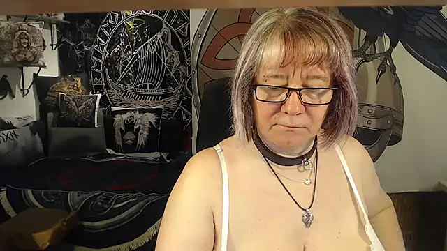 Snapshot of TittenMichelle chatting on April 13, 6:41 am TittenMichelle online show from April 13, 6:41 am