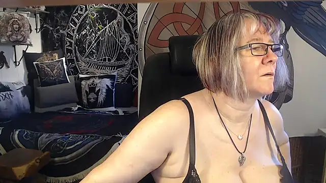Snapshot of TittenMichelle chatting on April 25, 8:39 am TittenMichelle online show from April 25, 8:39 am