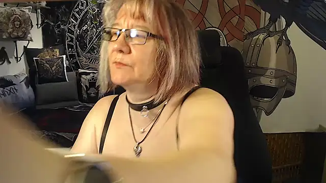 Snapshot of TittenMichelle chatting on May 17, 4:10 am TittenMichelle online show from May 17, 4:10 am