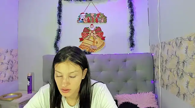 Snapshot of Emma-Wilson chatting on December 15, 5:53 pm Emma-Wilson online show from December 15, 5:53 pm