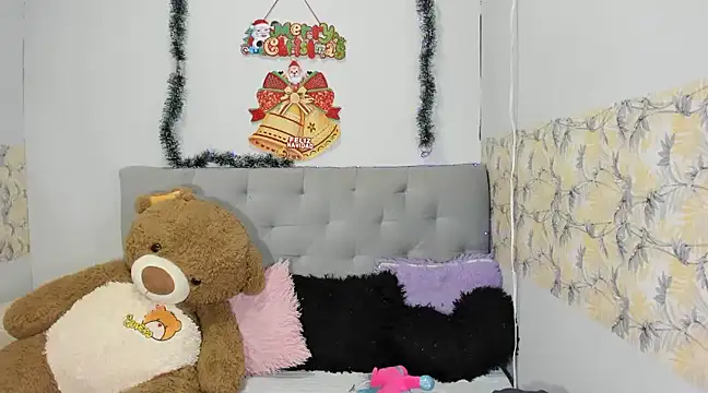 Snapshot of Emma-Wilson chatting on December 17, 4:45 am Emma-Wilson online show from December 17, 4:45 am