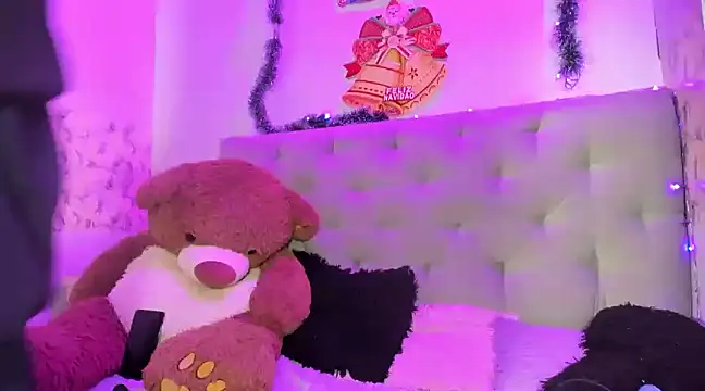 Snapshot of Emma-Wilson chatting on December 18, 10:51 am Emma-Wilson online show from December 18, 10:51 am
