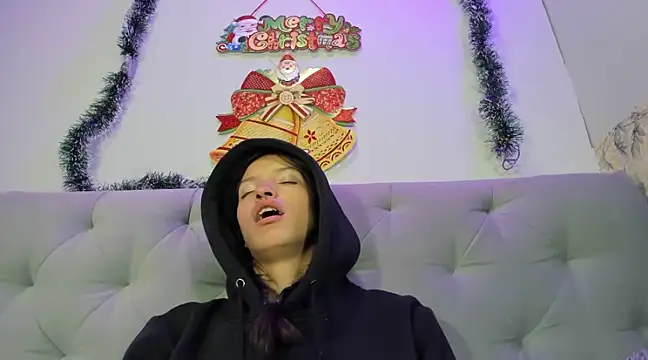 Snapshot of Emma-Wilson chatting on December 20, 8:06 am Emma-Wilson online show from December 20, 8:06 am