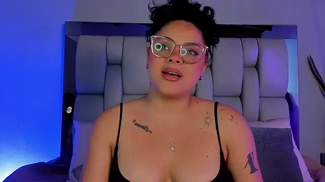 lunamartiinez online show from December 9, 7:39 pm