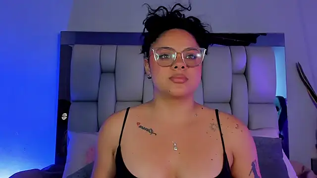 lunamartiinez online show from December 9, 10:41 pm