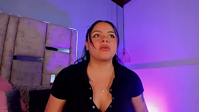 lunamartiinez online show from January 8, 7:45 pm