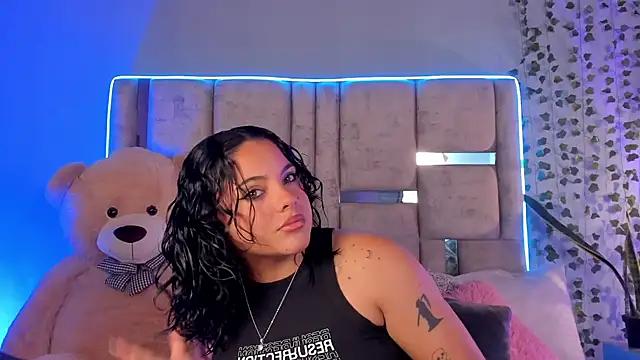 lunamartiinez online show from February 4, 8:49 pm