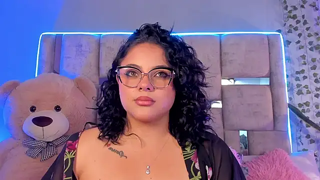 lunamartiinez online show from February 4, 11:59 pm