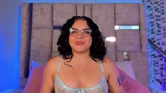 lunamartiinez online show from February 5, 7:53 pm